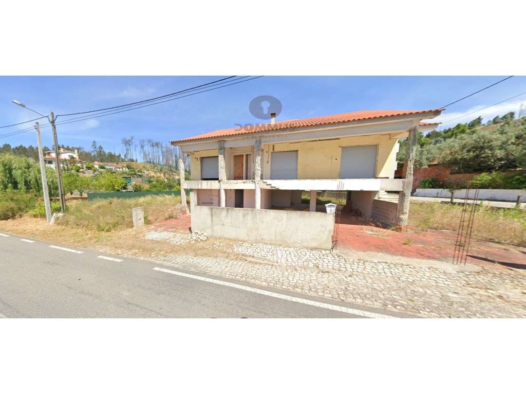 Moradia T4 para Recuperar em Ourém com Terreno Anexo-1