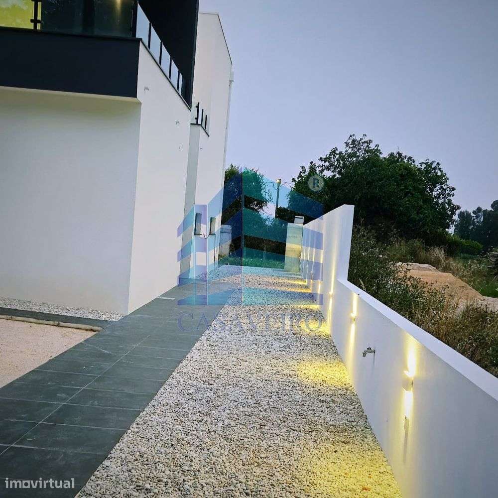 Moradia T4 Geminada em Santa Joana-13