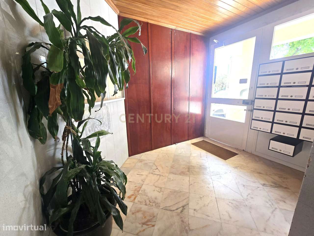 Apartamento T1 na Ramalha em Almada com Varandas e Elevador-17