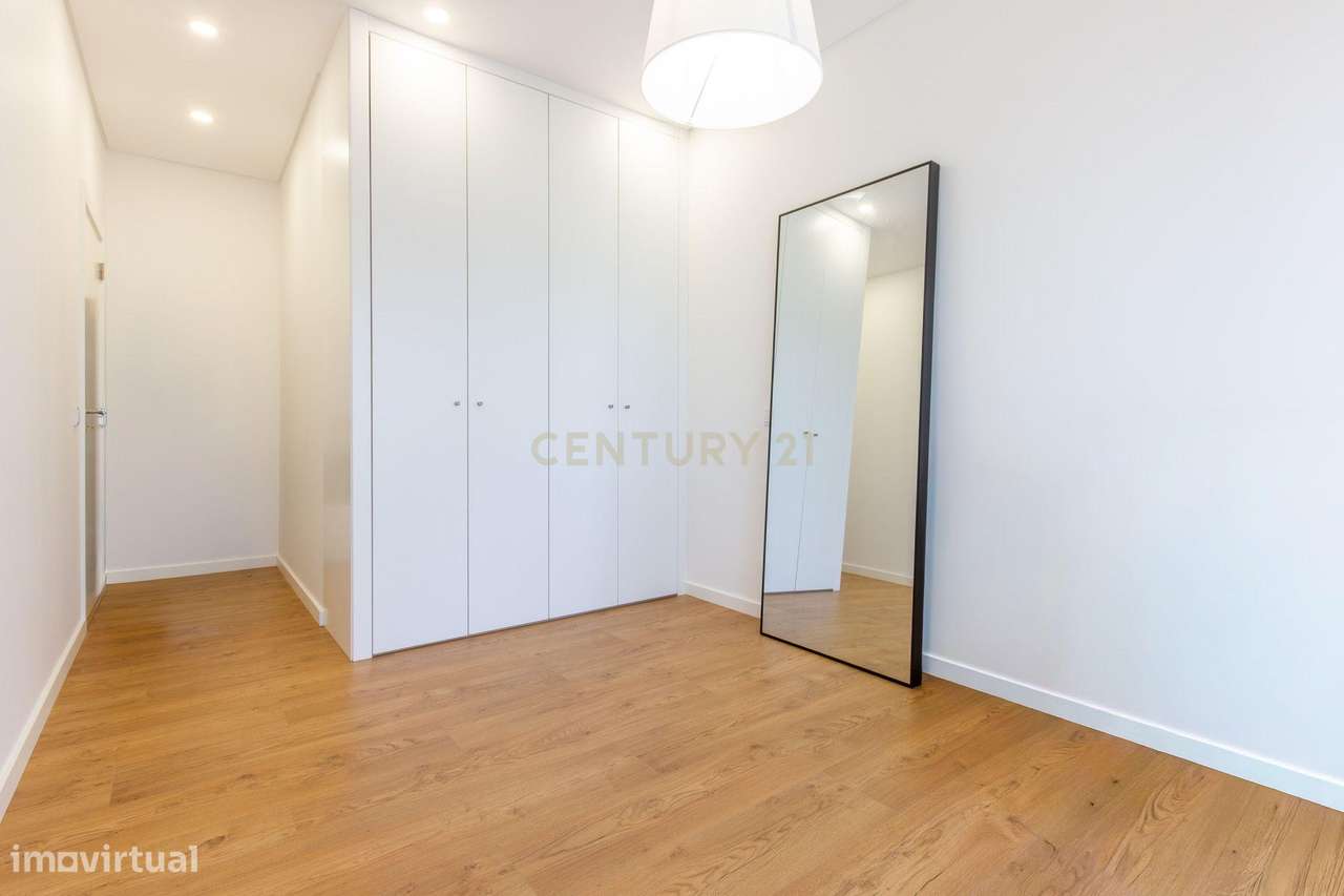 Moderno apartamento T3, com parqueamento e varandas em Santo António d-17