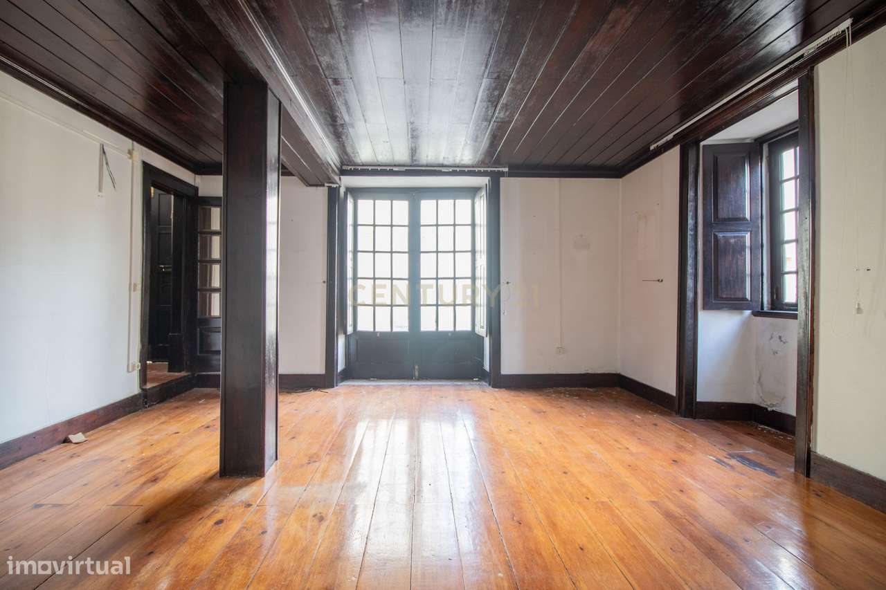 Moradia de traça antiga Portuguesa, com terraço e pátio interior - Grande imagem: 4/34