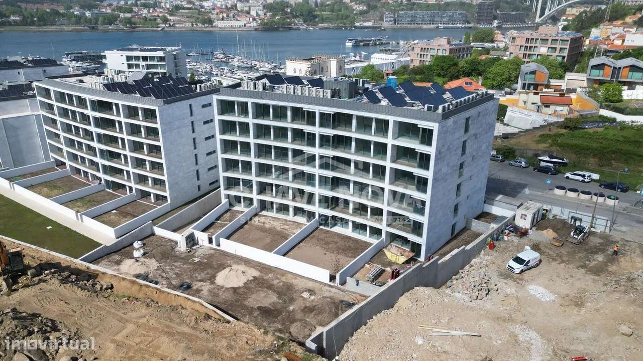 LA- Apartamento T3 Novo c/ Terraço e 2 Lugares de Garagem em Canidelo-19