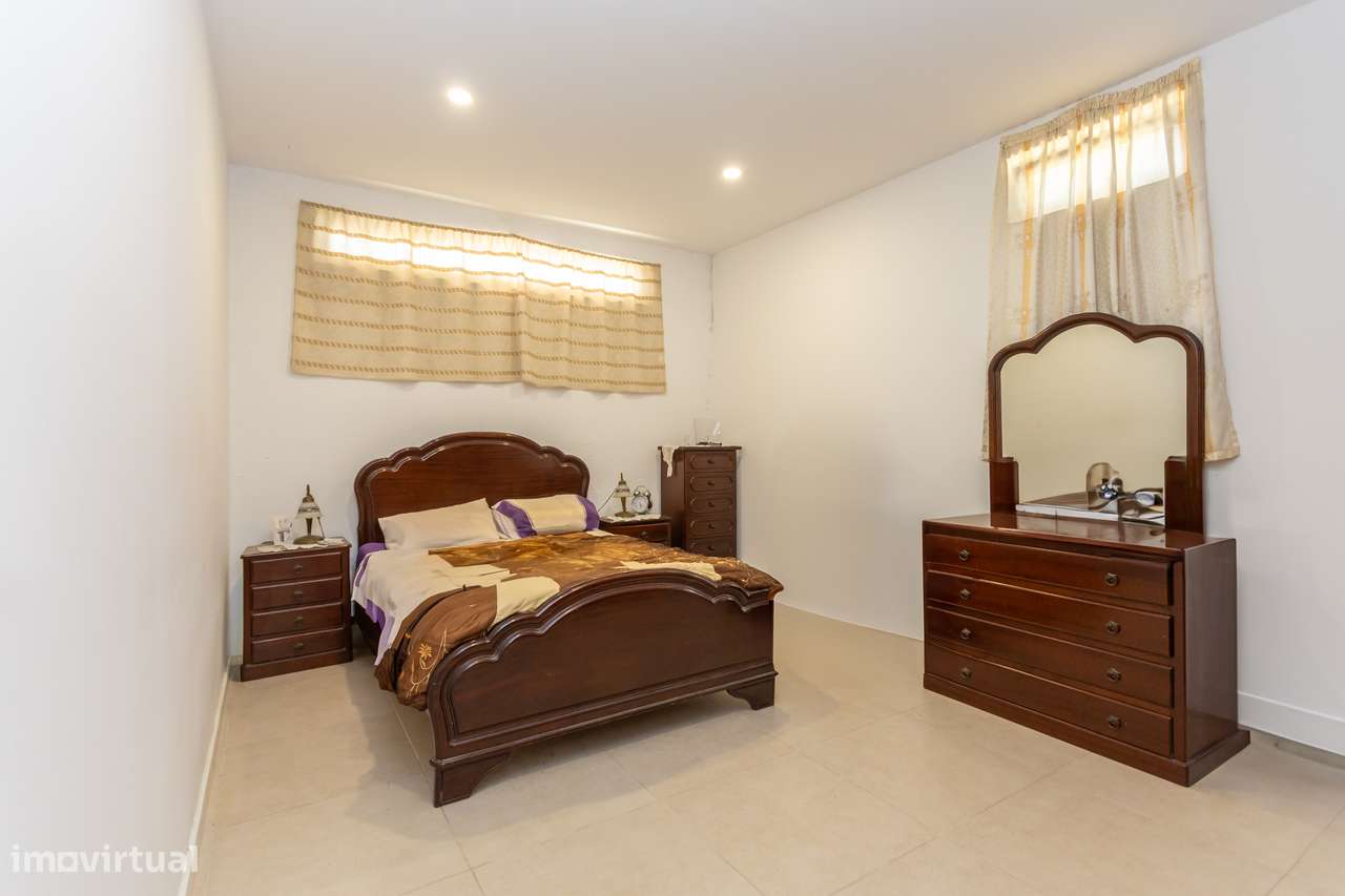 Andar de moradia T3 com terraço e cave muito espaçosa-29