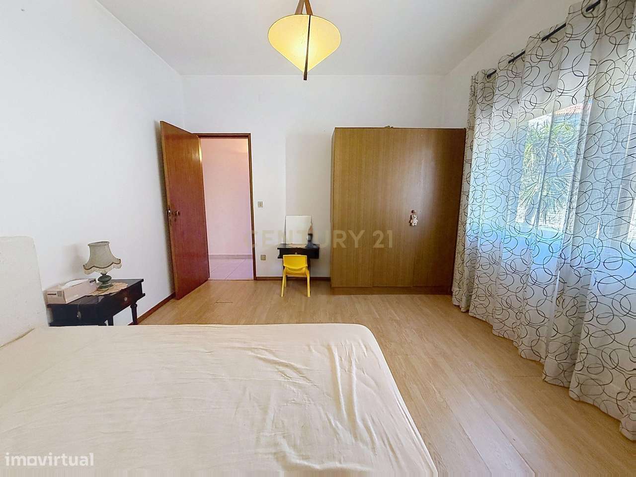 Moradia Espaçosa com 5 Quartos, Garagem Dupla e Vistas Deslumbrantes s-28
