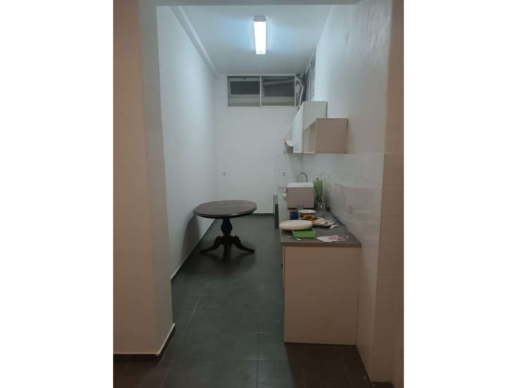 Espaço Comercial com +10 divisões, composto por várias divisões com...-6