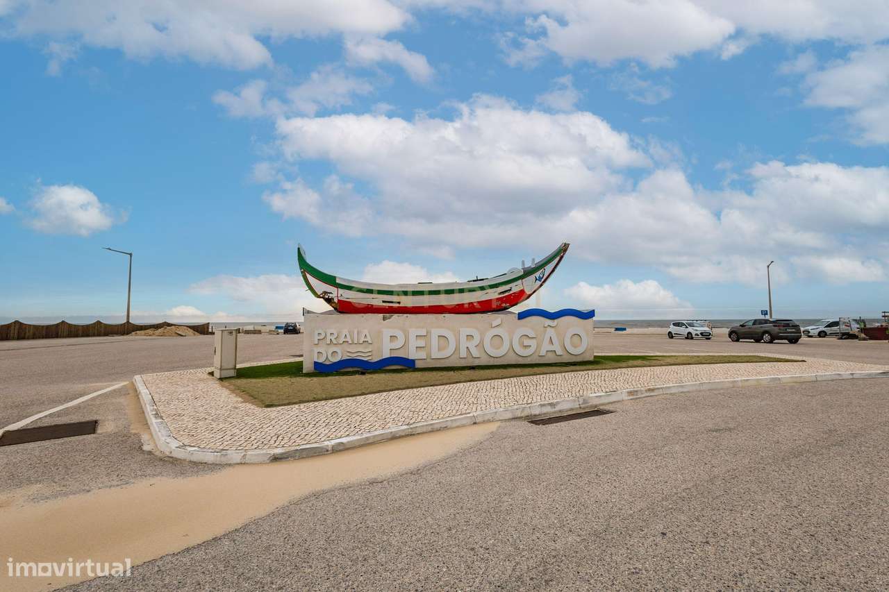 Apartamento T1 Mobilado || Elevador e Garagem || 1ª Linha da Praia do-0