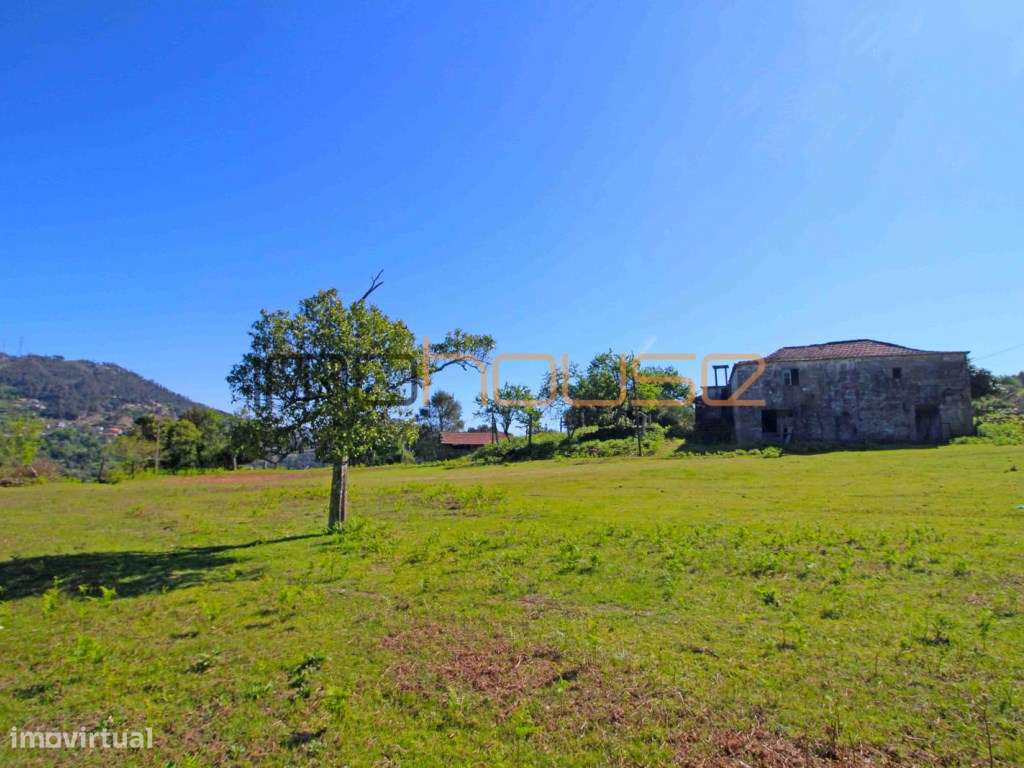 Quinta de 5.6 ha - Varias edificações, ribeiro e vista Douro-7