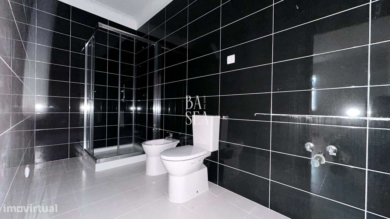Quinta com 3 Habitações 2 Armazéns e 1 ha de Vinha em Barbeita Monção.-25