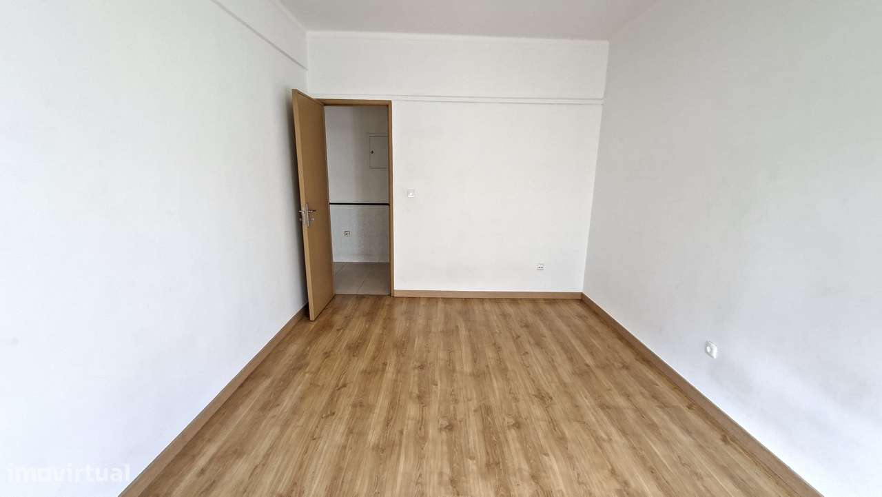 Apartamento T2 luminoso no Barreiro – 5.º andar com elevadore-4