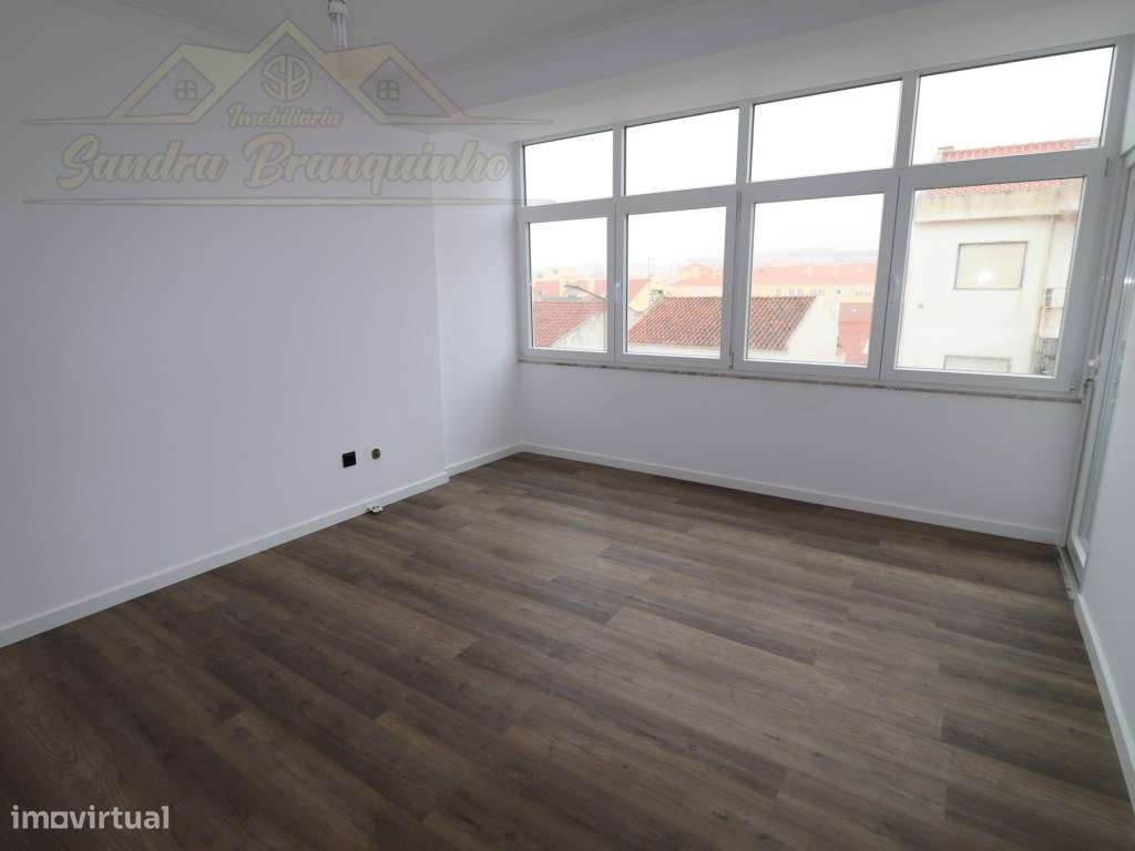 Apartamento T2 RENOVADO em Santa Cruz-18