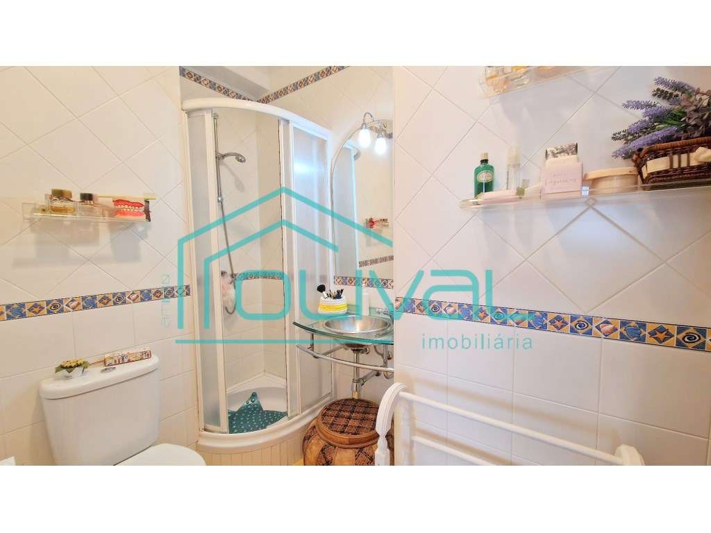 T4 com Arrecadação e Garagem Box no Centro de Benavente - Excelente...-13