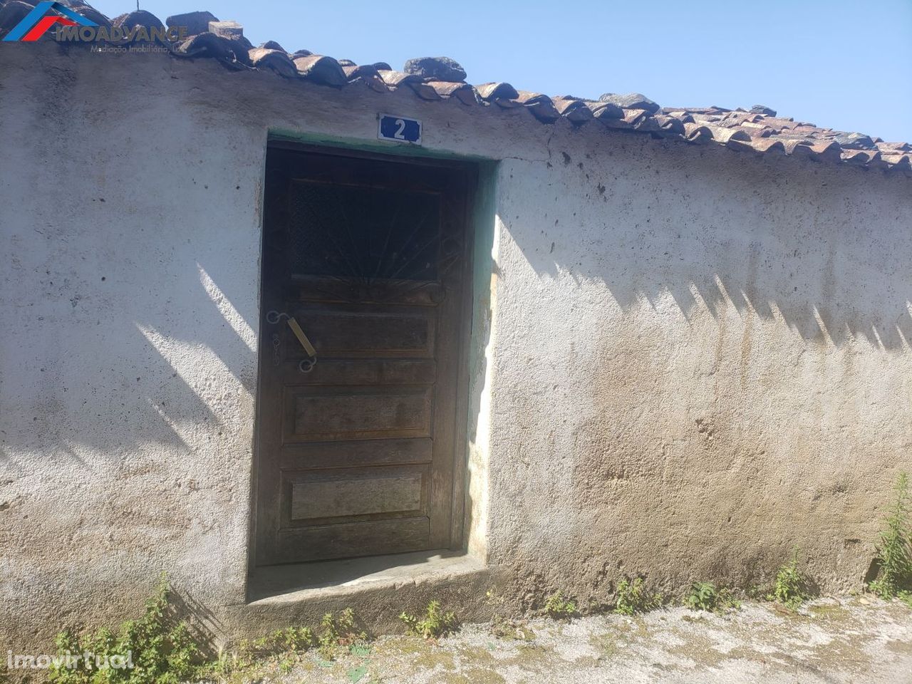 Casa com pequeno jardim em  Lorvão, Penacova