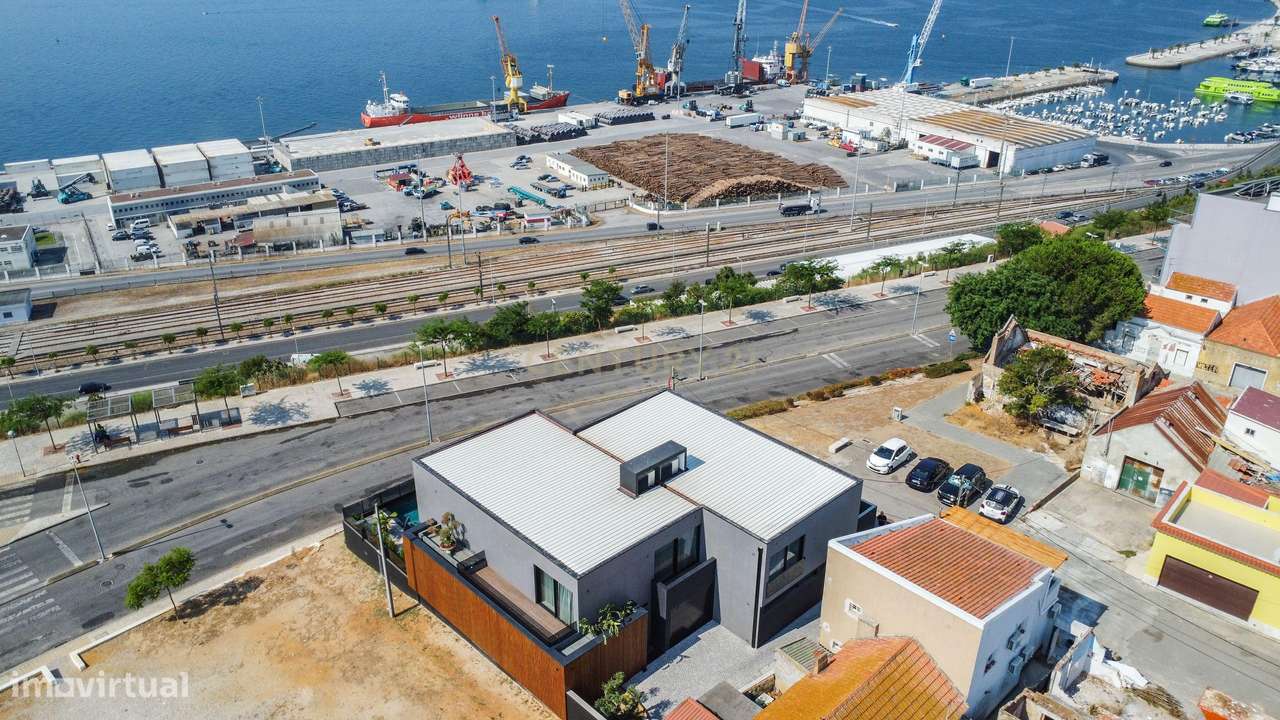 Moradia T4 de Luxo em Setúbal com Vista Rio e Serra-13