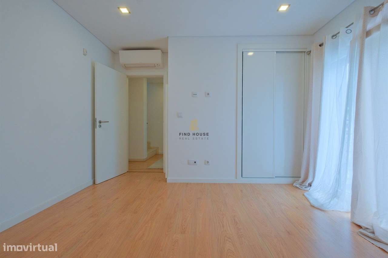 Moradia T3 com piscina, jardim e garagem box, na Caparica-35
