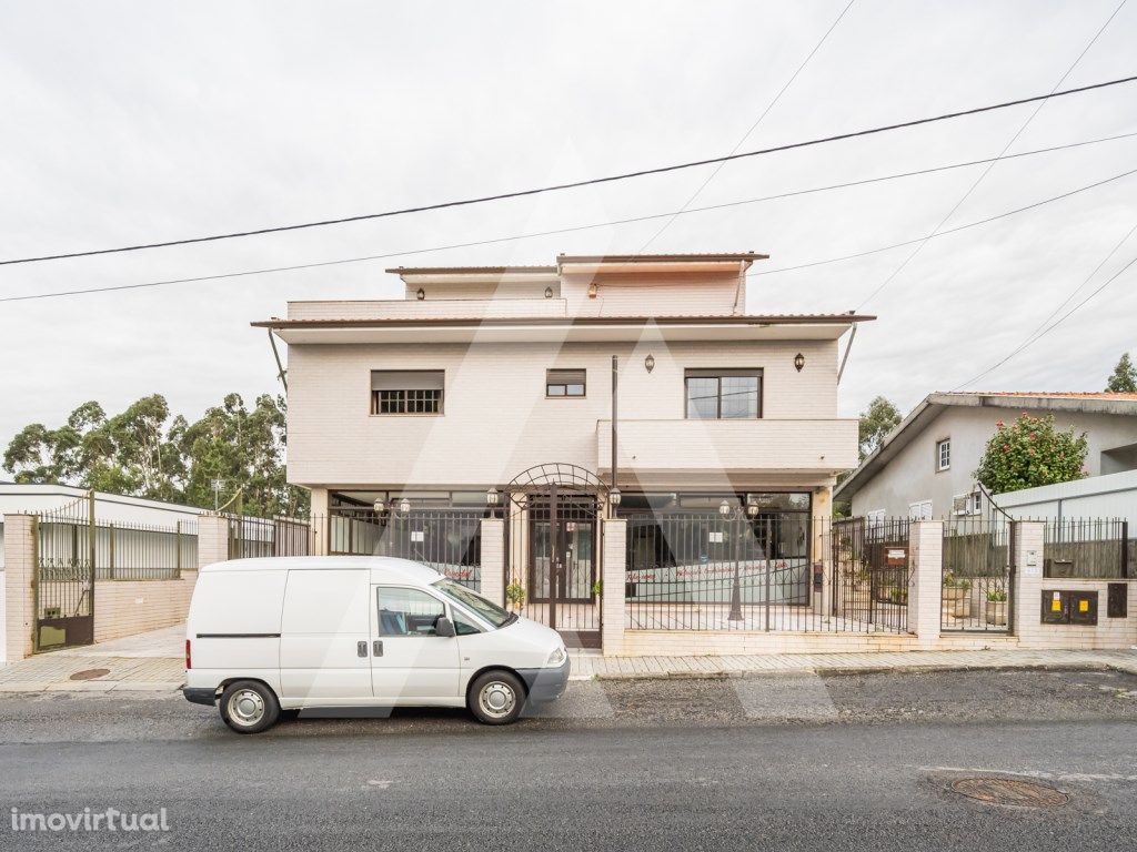 Moradia Isolada T4 + Espaço Comercial - São João de Ver