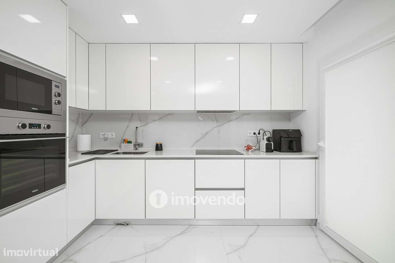 Moradia T3+1 moderna, com piscina e garagem, na Caparica-12