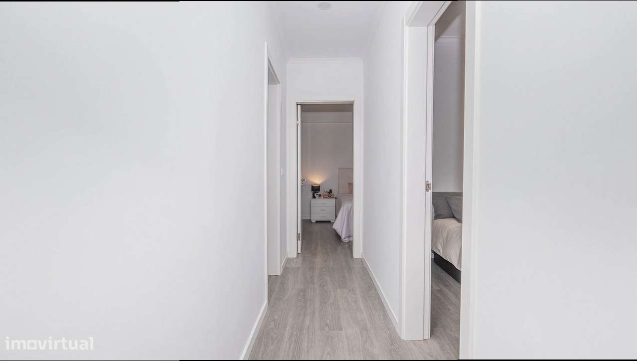 T2 com varanda, ar condicionado e mobília em Amora - Grande imagem: 5/24