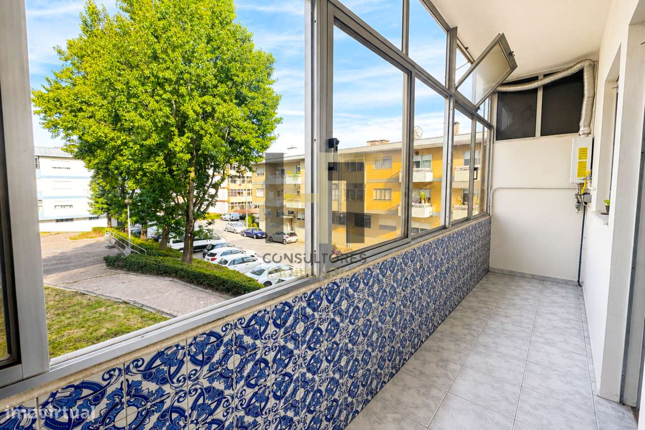 Apartamento T3 com Garagem e Duas Varandas a 5 Minutos do Metro e do I-6