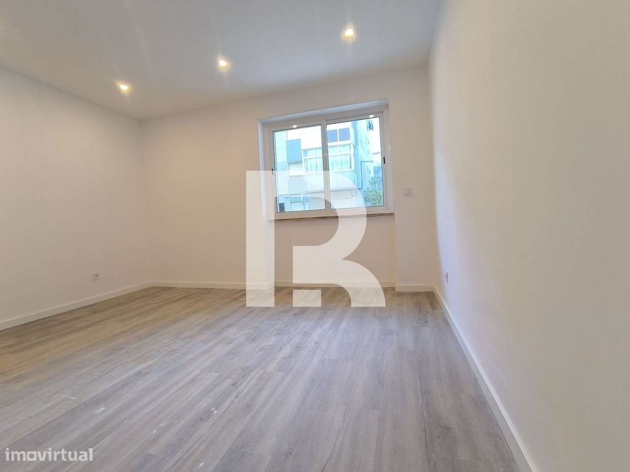 Apartamento T2 com terraço, Remodelado na Tapada das Mercês - Grande imagem: 5/25