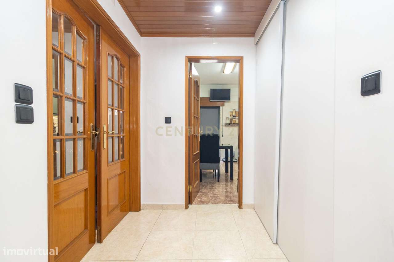 Magnifico T2, no Laranjeiro, perto do Alfeite, construção de 2002, pré-17