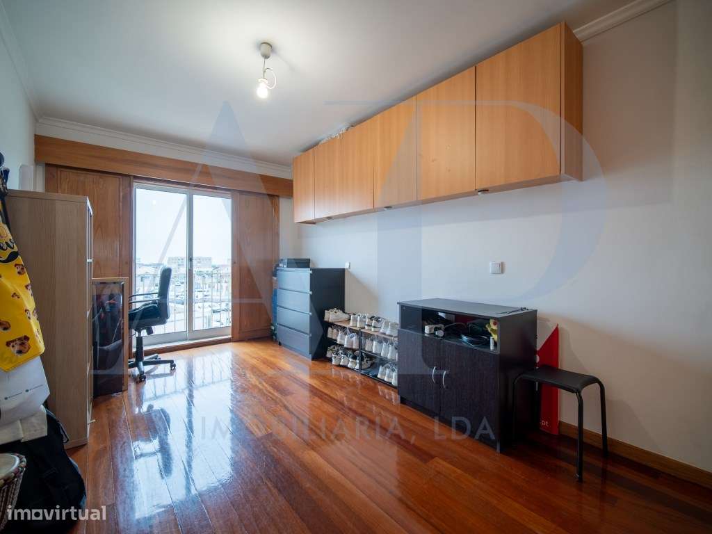 Apartamento T3 com varanda, e localização privilegiada em Vila do C...-9