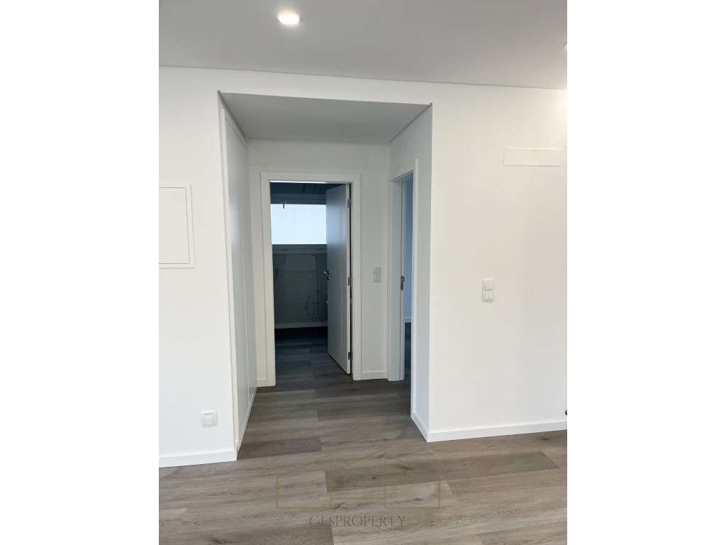 Moradia T4 Isolada Sobreda-5