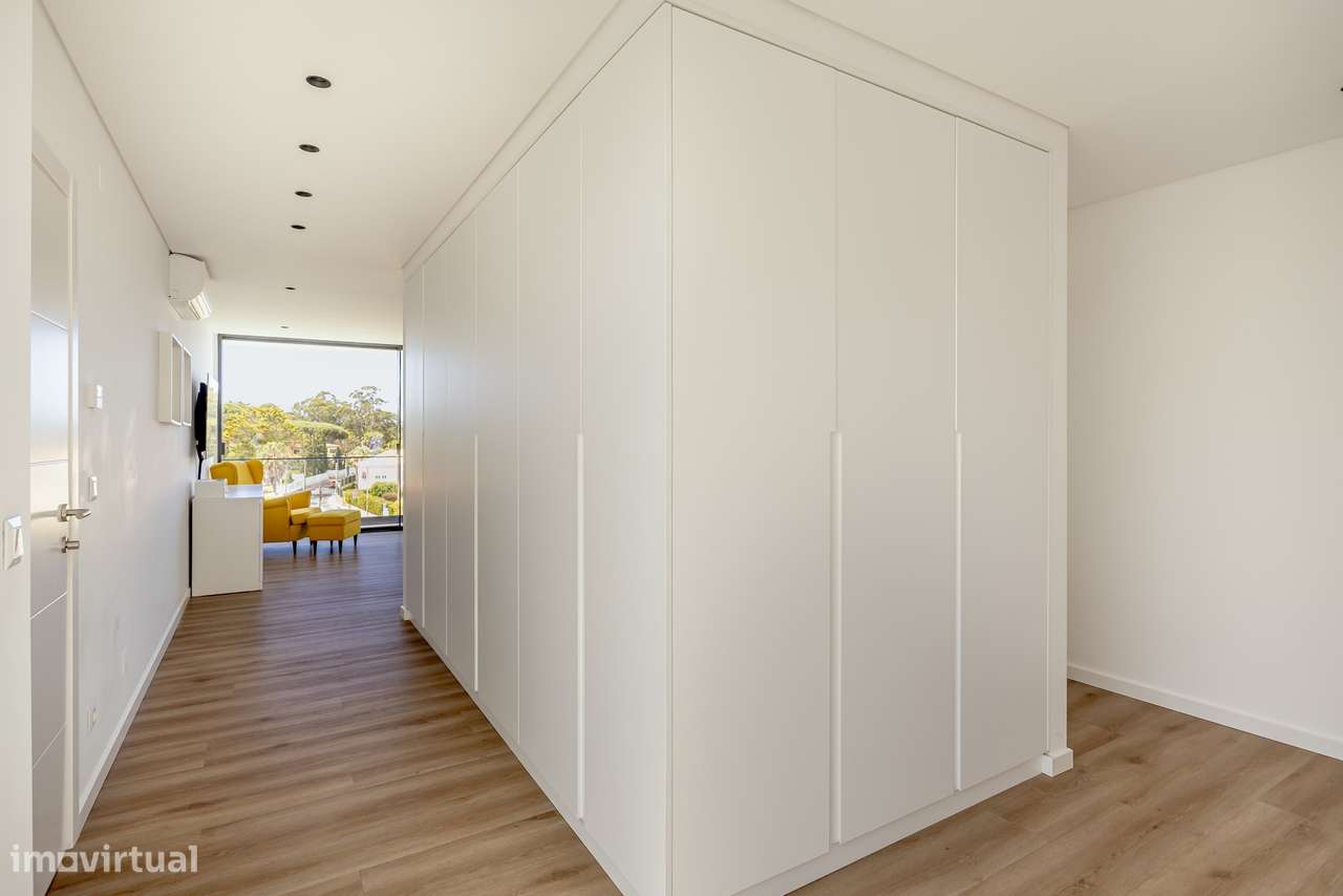 Moradia T4 contemporânea com jardim e piscina no bairro da Martinha, E-14