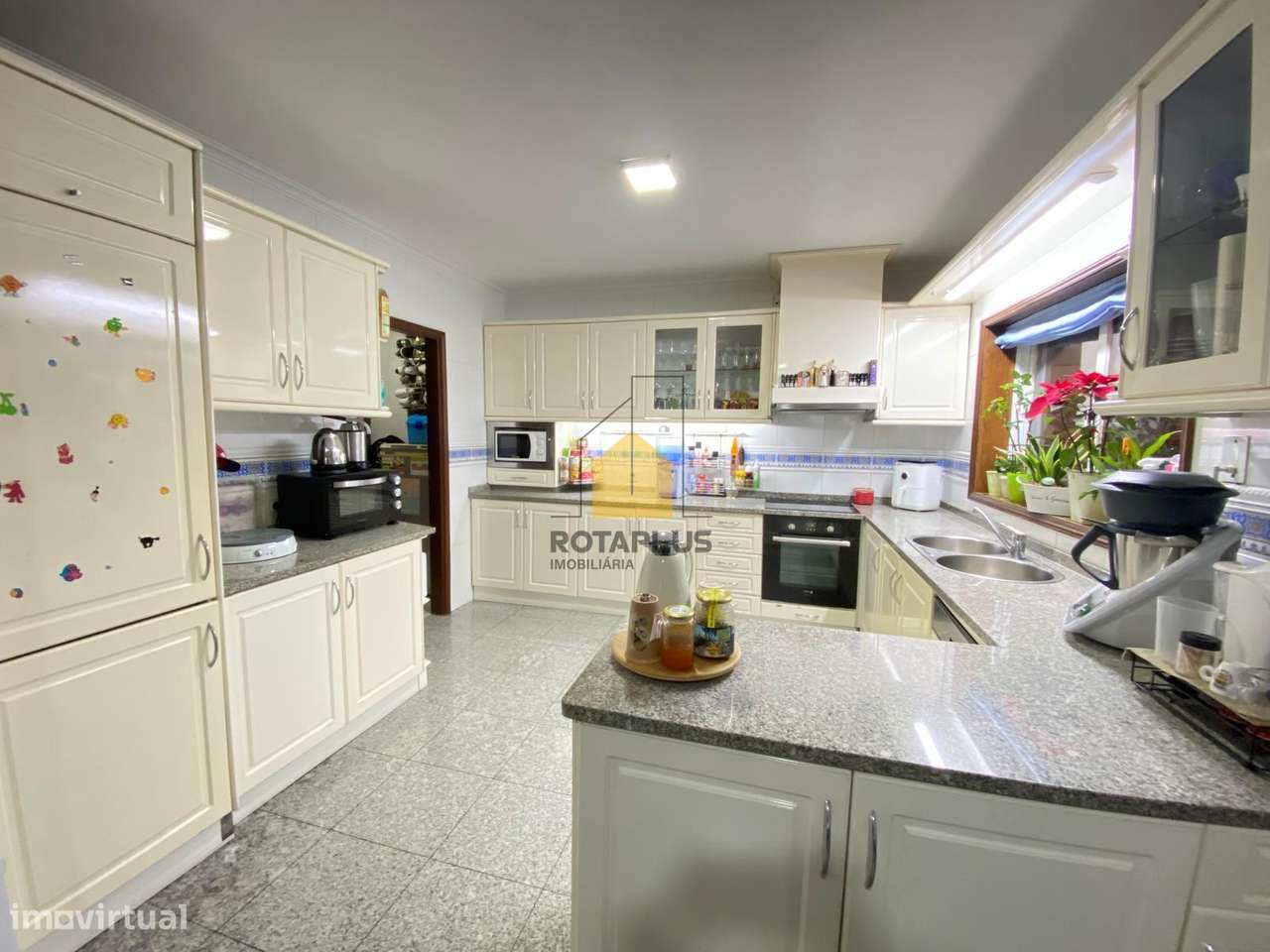 Moradia T4, Salão de Convívio e Excelente Localização-9