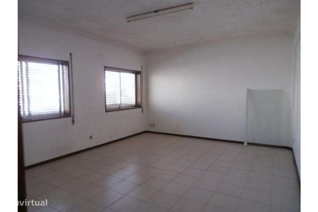 apartamento t2 perto das escolas - viana - Grande imagem: 2/4