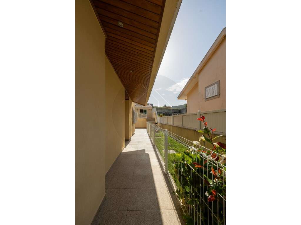 Moradia T4 Independente com Piscina, Ginásio e Garagem para 4 Carro...-46