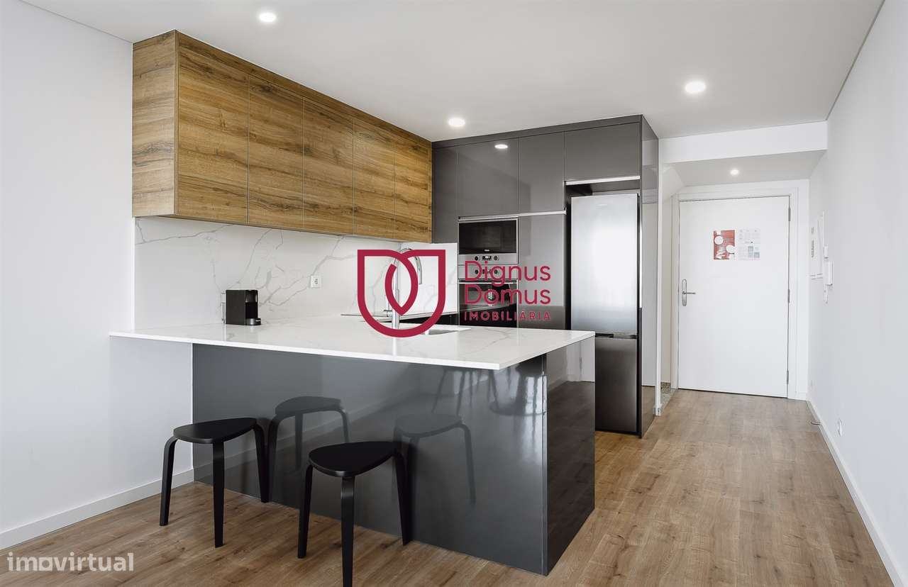 Duplex Renovado com Logradouro e Rendimento Garantido — Porto Centro-10