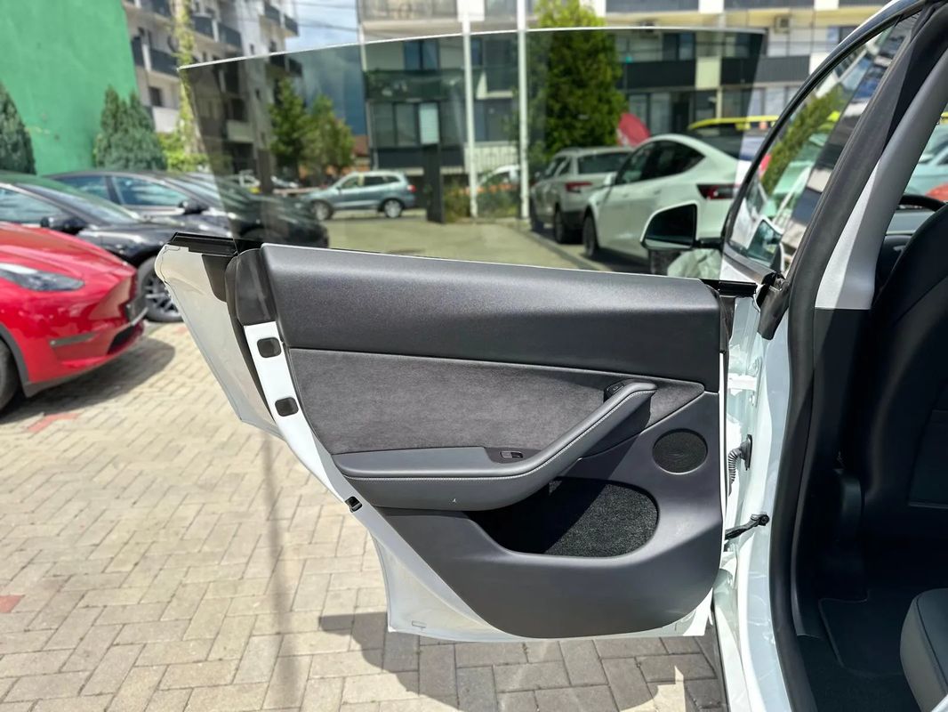 Tesla Model Y Long Range Dual Motor AWD - 38