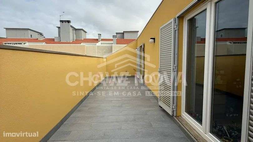 Apartamento T2 no último andar com 3 varandas e garagem-12