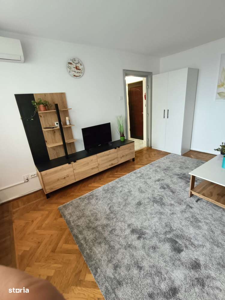 Ap 2 cam Stefan Cel Mare, lunga metro, colt cu Vasile Lascar
