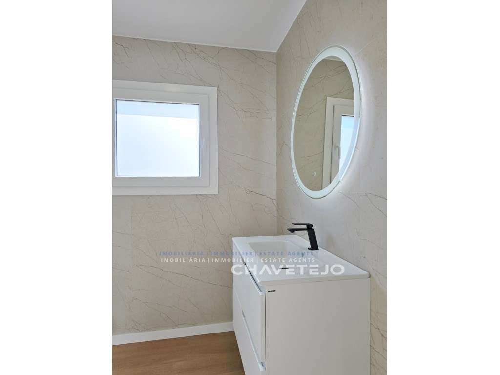 Moradia T4 Moderna c/ Garagem, estilo e Conforto a um Passo de Tomar-36
