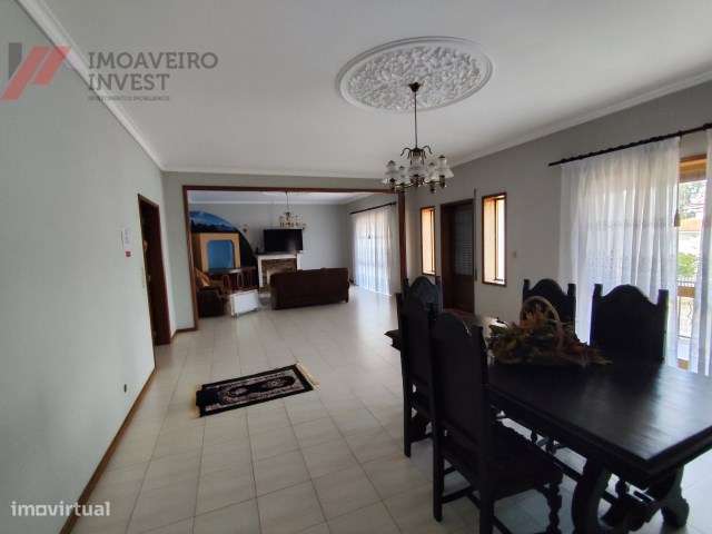 Moradia Bifamiliar T6 com Excelentes Áreas e Conforto-28