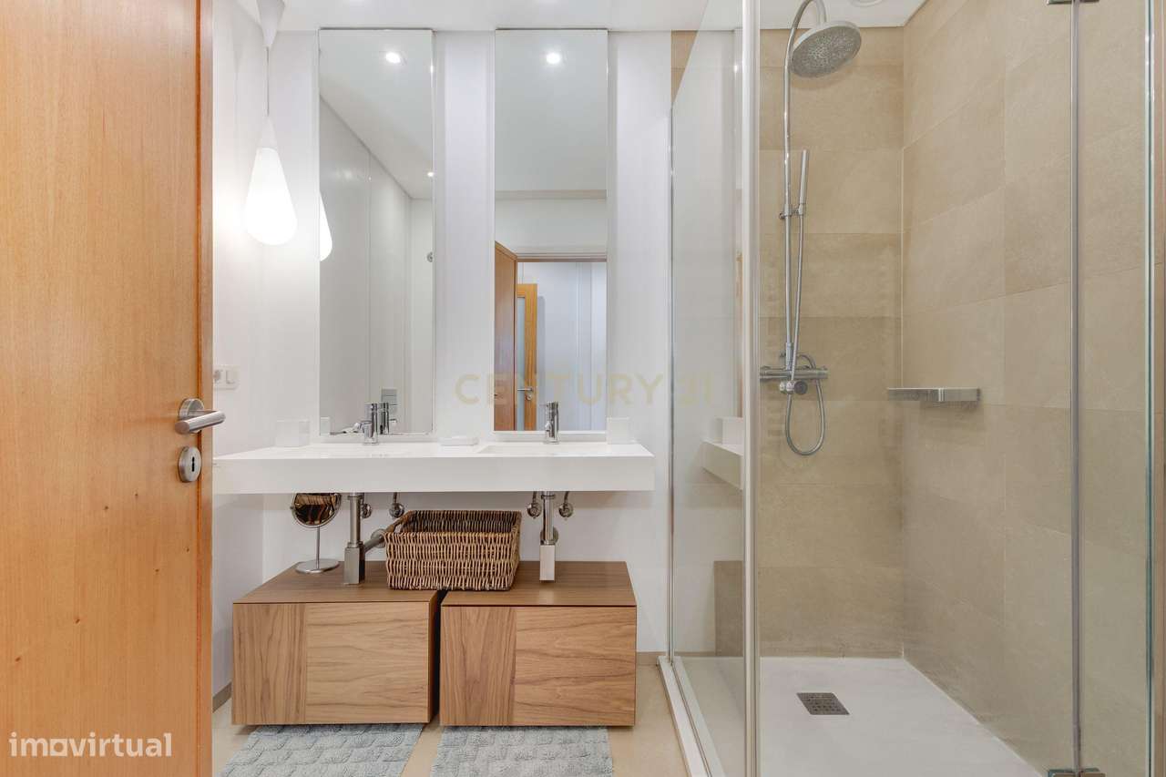 T4+1 na 1ª linha Condomínio fechado Parque das Conchas-48