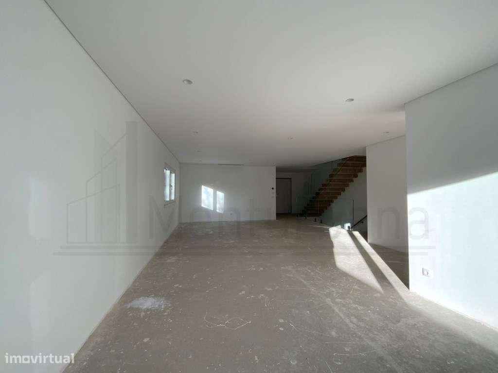 MORADIA T4 EM CONDOMÍNIO COM PISCINA - ESTORIL-6