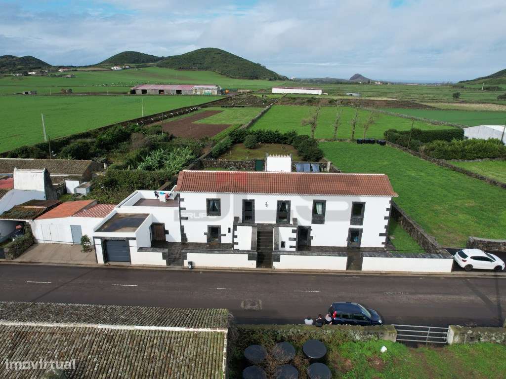 Moradia dividida em 2 apartamentos inserida em terreno com 3978m2, ... - Grande imagem: 4/16