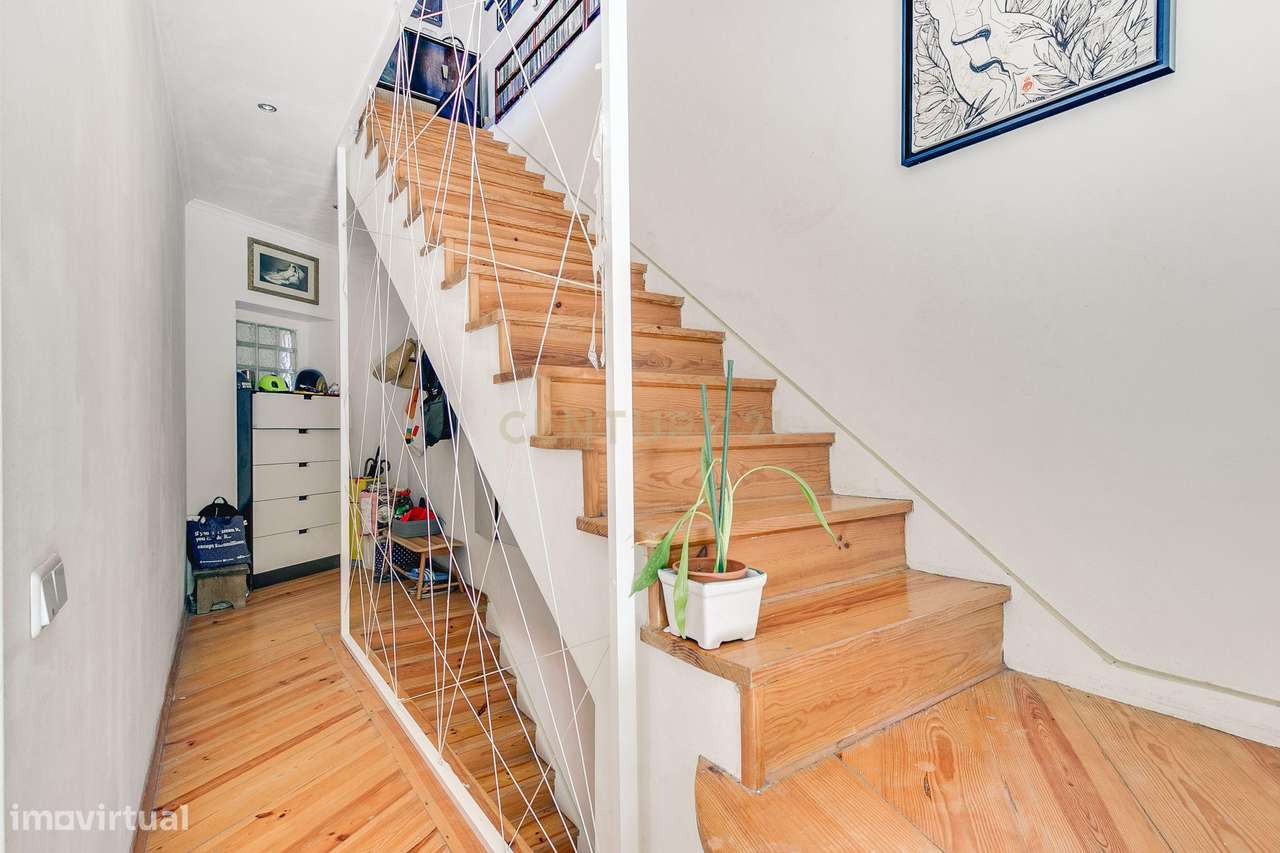 Terreno de 956m2 com duas moradias em Alcântara, Lisboa, uma T4 e T3-11