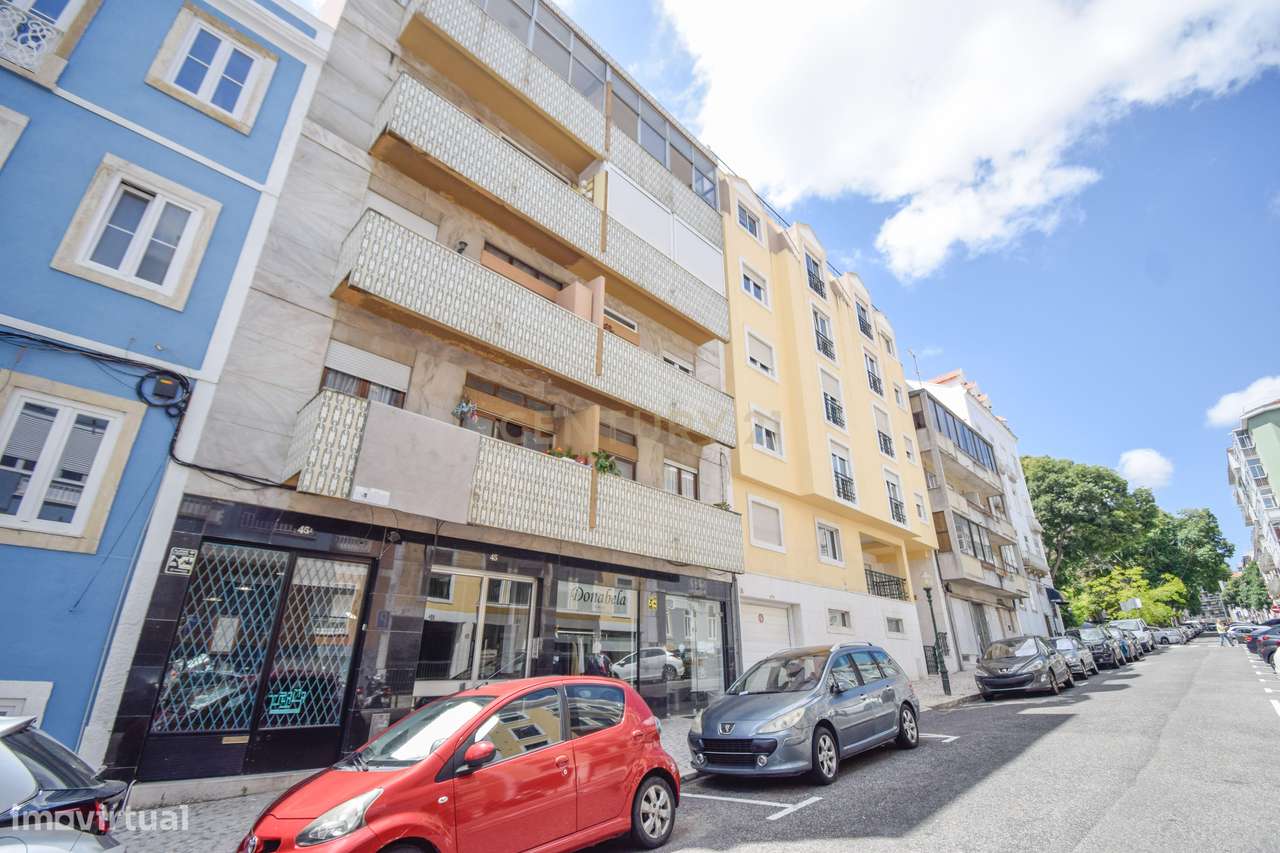 Apartamento T2 em zona central, inserido em prédio com 2 elevadores e-16