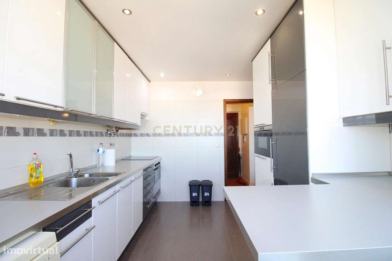 Apartamento T3 com Vista Panorâmica em Almada-6