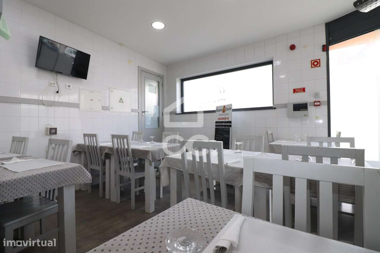 Prédio comercial com restaurante e churrasqueira em atividade em Vila - Grande imagem: 5/19