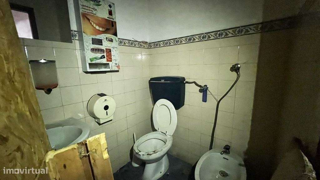 Pizzaria e Habitação no 1º andar no Centro do Montijo - Para renovar-18
