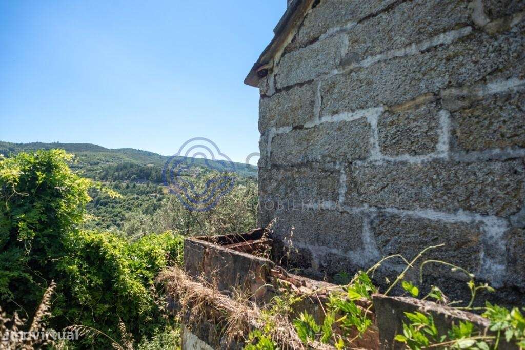 CASA DE 2 PISOS TOTALMENTE EM PEDRA, PARA REABILITAÇÃO TOTAL E QUINTAL - Grande imagem: 4/16