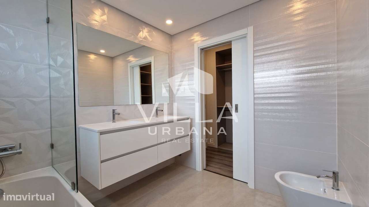 Moradia T3+1 no Centro da Charneca da Caparica-15