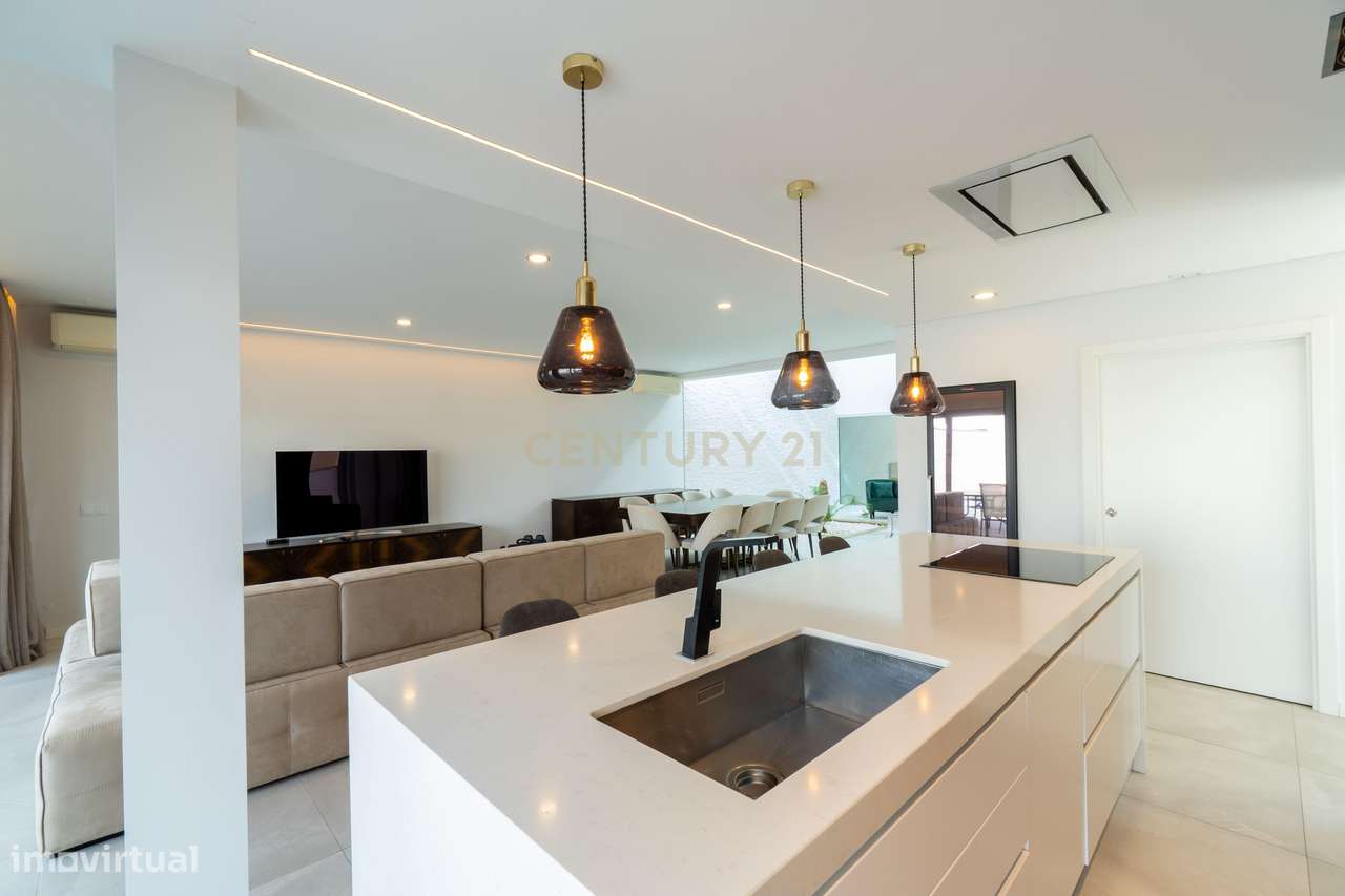 Moradia Contemporânea T3+2 | Zona Premium - Montenegro, Faro-9