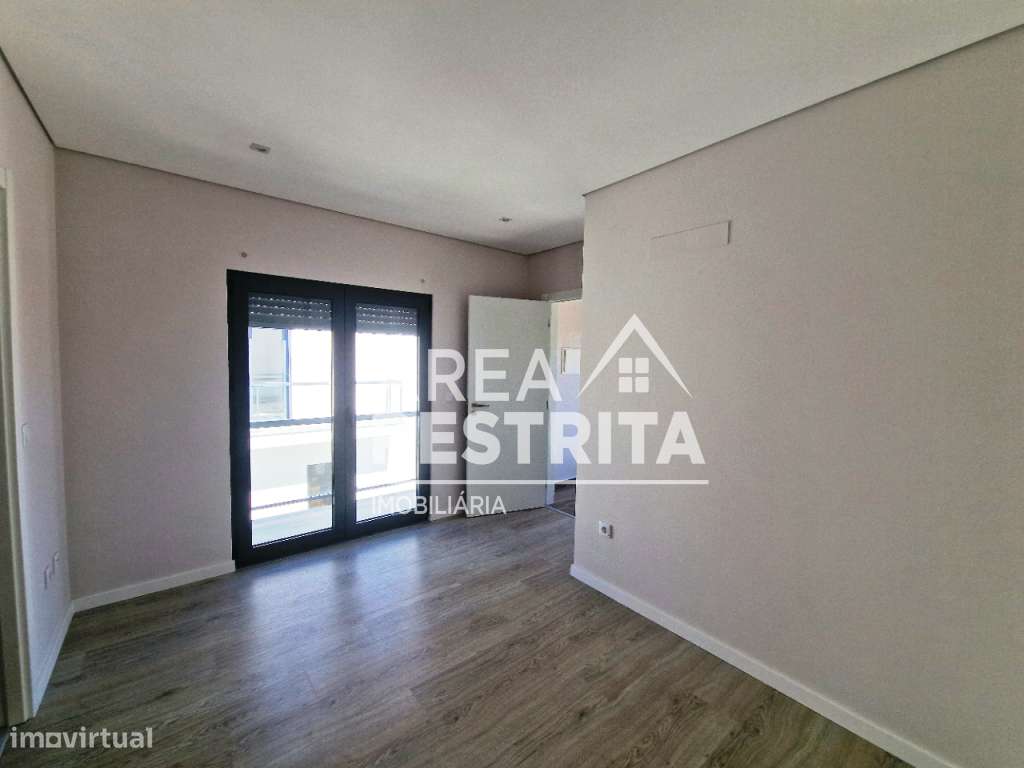 MORADIA T3 GEMINADA COM GARAGEM E TERRAÇO SUPERIOR NA QUINTA DO CONDE-8