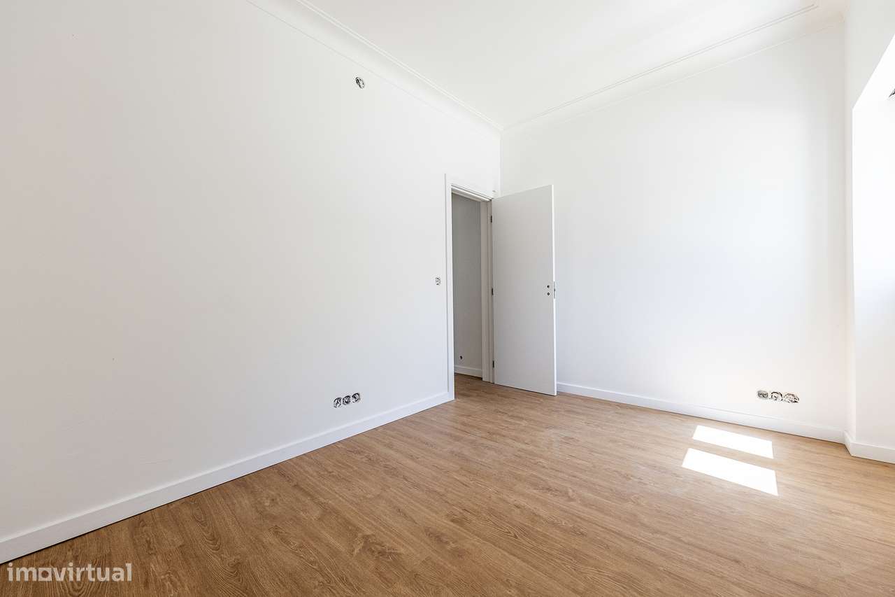 Moradia de Charme Reabilitada no centro da Parede com 434m² de Terreno-23