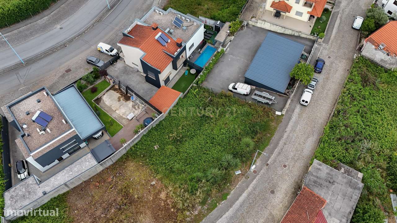 Terreno Urbano de 242m2 com viabilidade para construção de Moradia V3-19